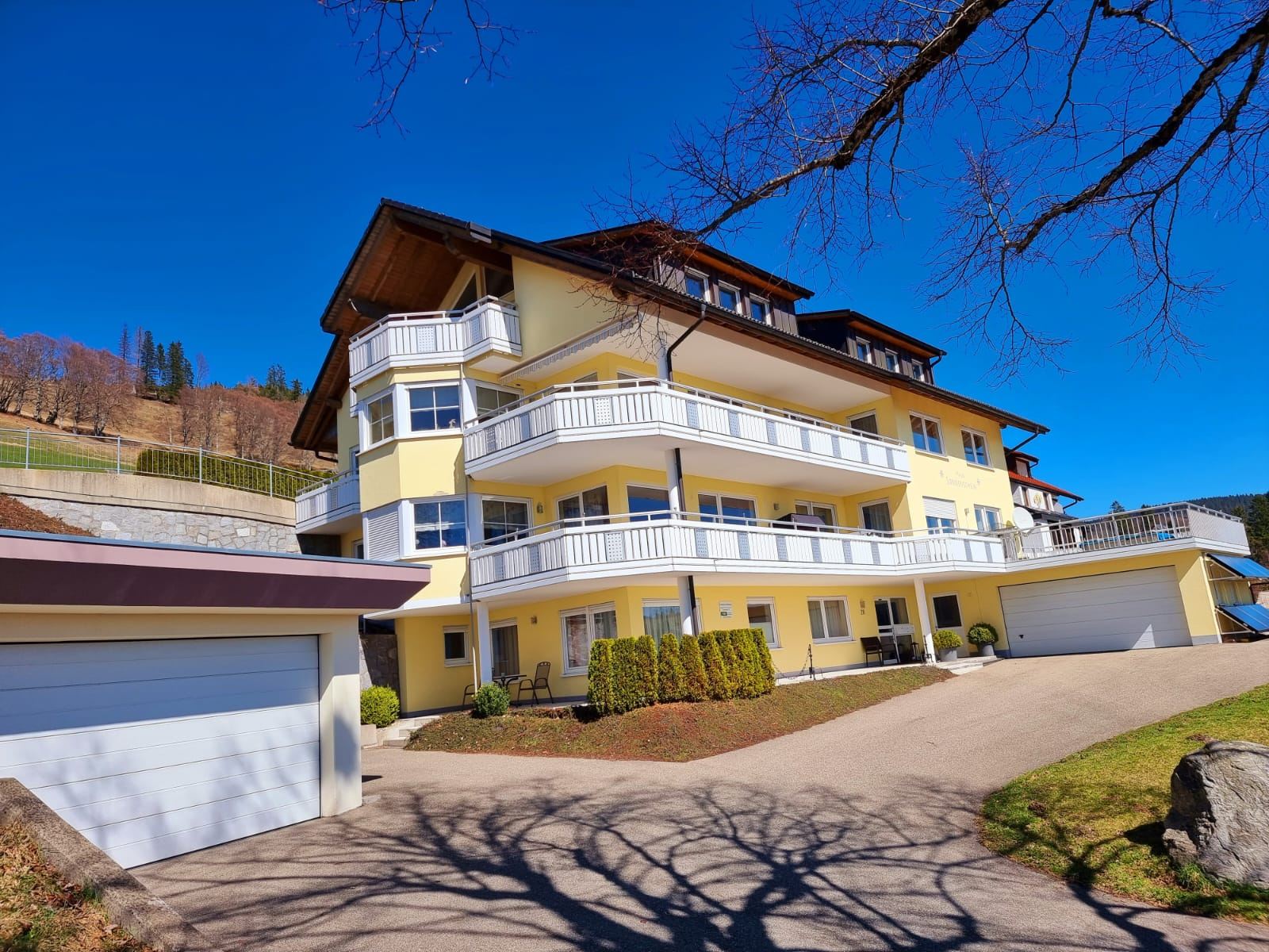 Haus Sonnenschein in Todtnauberg – Gebäudeansicht mit beiden Ferienwohnungen